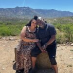 Tamela Mann Instagram - Good morning from paradise ❤️ Who’s painting would you choose?👀😂 Leave a 🤎 for David’s Leave a 💞 for Tams #35years #themanns