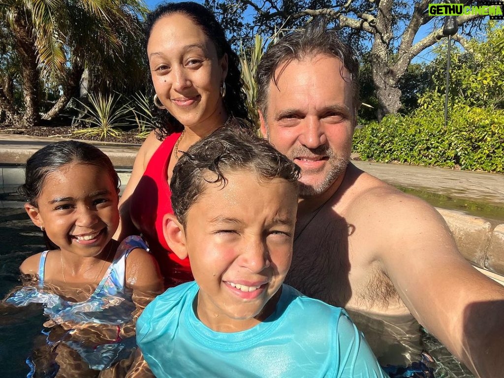 Tamera Mowry-Housley Instagram - Family photo sessions be like... a hilarious mix of smiles, silly faces, and uncooperative kids! 😂📸 Embracing the candid chaos and laughing our way through these photos. These imperfect moments are what makes us perfectly us! 💕🤪 #FamilyOuttakes