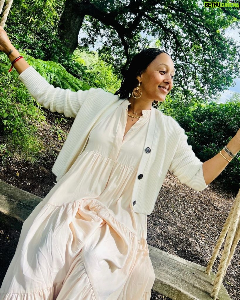 Tamera Mowry-Housley Instagram - ✨✨✨ Second pic 📸 By Ariah Amazing moments with my family @heckfield_place in England! Seriously the best hotel ever. Absolutely in love. #familytrip Heckfield Place