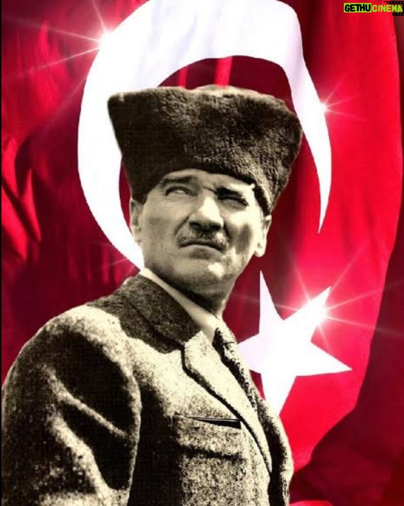 Taner Ölmez Instagram - YAŞASIN CUMHURİYET 🇹🇷 Cumhuriyetimizin 100. yılı kutlu olsun ❤🤍❤🤍 #YaşasınCumhuriyet #Cumhuriyet100yaşında Türkiye