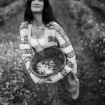 Tara Emad Instagram – Dans les champs de Chanel💘

In awe of these beautiful Jasmine flower fields in Grasse and of the process that ensues after the jasmine flowers are picked to make Chanel fragrances. Grasse, Provence-Alpes-Cote D’azur, France