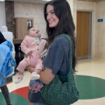 Tara Emad Instagram - إمبارح زرت مستشفى الناس لأول مرة🤍 قد ايه هي مستشفى تبهر و تفرح انها بتساعد و بتشفي أطفال مرضى القلب من غير اي مقابل مادي. كل جزء و دور فيها متلون بطريقة معينة عشان ميحسوش انهم داخلين مستشفى. و كمان في تكنولوجيا بتستخدم في العمليات مش موجودة في اي مستشفى تانية في مصر. بشجعكم تزوروا المستشفى و تشوفوا بنفسكم و ياريت كلنا نتبرع بالي نقدر عليه. اتصلوا برقم ١٦٤٤١ و مندوب من المستشفى هيجي لحد عندكوا. يا ريت نفرح اطفال و اهالي اكتر قبل العيد♥️كل سنة و أنتم طيبيين. #الناس_للناس