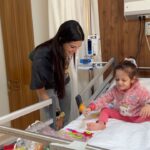Tara Emad Instagram - إمبارح زرت مستشفى الناس لأول مرة🤍 قد ايه هي مستشفى تبهر و تفرح انها بتساعد و بتشفي أطفال مرضى القلب من غير اي مقابل مادي. كل جزء و دور فيها متلون بطريقة معينة عشان ميحسوش انهم داخلين مستشفى. و كمان في تكنولوجيا بتستخدم في العمليات مش موجودة في اي مستشفى تانية في مصر. بشجعكم تزوروا المستشفى و تشوفوا بنفسكم و ياريت كلنا نتبرع بالي نقدر عليه. اتصلوا برقم ١٦٤٤١ و مندوب من المستشفى هيجي لحد عندكوا. يا ريت نفرح اطفال و اهالي اكتر قبل العيد♥️كل سنة و أنتم طيبيين. #الناس_للناس