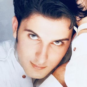 Tarkan Instagram - Birkaç gün önce müzikal kariyerimin 30 yılı dolmuş haberim yok :)
Sizlerin o güzel paylaşımlarınızla farkettim 
🙏🏻😘
Yırtık kotumla, deri montumla, “Kıl” bir şarkıyla merhaba demiştim sizlere😁😁 
Bi ara da sarı ekoseli kıyafetimle 🙃:)

Ne ara geçti bu yıllar bilmiyorum ama acısıyla, tatlısıyla çok güzel geçtiler. 
Temennim daha uzun yıllar müzik aşkıyla, güzel şarkılarla, projelerle, yeni heyecanlarla, sürprizlerle bu yolculuğa devam etmek.
Tabii ki sağlık oldukça inşallah
🙏🏻🧿🤍
Ama aramızdaki bu güçlü, köklü bağ ve yüreğimde hissettirdiğiniz sevginiz hep oldukça kim tutabilir ki beni/bizi 😉
Ve hissediyorum daha acayip şeyler olacak :)

Geçen 30 yıldaki sevginiz, koşulsuz desteğiniz ve bağlılığınız için çok teşekkür ederim🙏🏻
İyi ki varsınız. Sizi seviyorum❤️

#tbt