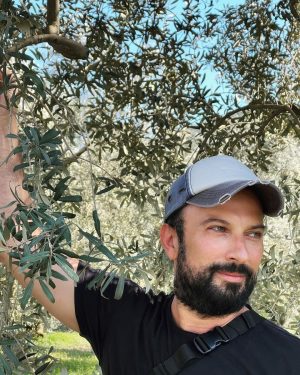 Tarkan Instagram - Zeytinliklerimiz yine tehlike altında!#zeytinimedokunma 💚