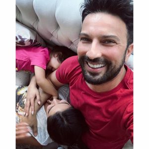 Tarkan Instagram - Bugün, bir kaç gündür görmediğim ve çok özlediğim canım kızımla hasret giderdim. 
Ailece güldük, şımardık, eğlendik 
🧿❤️🧿❤️🧿❤️

Ve de bol bol yan gelip yattım, dinlendim…
Hala çok etkisi altında olduğum şahane İzmir konserinin tatlı yorgunluğunu attım 😘