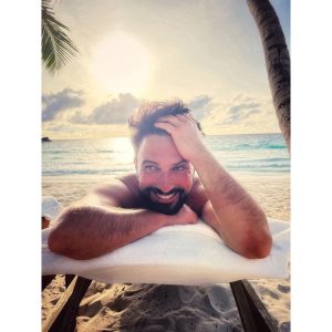 Tarkan Instagram - Bu sıcak yaz günlerinde bir tatil #tbt ’si güzel olur dedim.
Daha önce de fotoğraflar paylaştığım Seyşeller tatilinden işte birkaç kare daha🏝☀️💛

It was an unforgettable holiday. Thanks a lot to @fsseychelles and to my dear friend @ilkertopdemir 🙏🏻😘