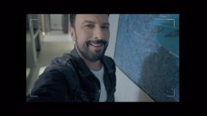 Tarkan Instagram - Klip yayında😉 @netdmuzik #YapBiGüzellik

Söz : Tarkan 
Müzik	: Tarkan - Ozan Çolakoğlu
Düzenleme : @ozancolakoglu 
 
Mix – Mastering : @utkuunsal 
Dolby Atmos Mix : @ulsagc 
Kayıt : @beatgarden 
Gitar : #CanerGüneysu

Yönetmen : @irfan_yildirim
Yapım : #NeptuneFilm
Sound Engineering : @ulsagc 

Styling	: #AyşeUyanık
Kuaför	: @ercanngoynu 
Makyaj	: @erkanuluc 

Yapımcı : @dmccomtr 
Prodüksiyon: @hittproductions 

Teşekkürler @trendyolcom 🧡

Ayrıca sanatıyla klibime kattığı renkten dolayı sayın Devrim Erbil’e teşekkürler.
