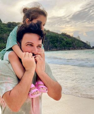 Tarkan Instagram - En kıymetlim, her şeyim, 
birtanecik kızım…

Seninle birlikte içimdeki çocuğu yeniden büyüttüğümü, ona sevmeyi yeniden öğrettiğimi, varlığınla yaralarımı her gün biraz daha iyileştirdiğimi, aslında yeniden doğduğumu biliyor muydun? 
Geçmişin karanlığında kayıp olan ruhumun, ışığı seninle yeniden gördüğünü. 

Babalık neymiş daha yeni yeni anlıyor ve öğreniyorum…
Arada takılıp düştüğümü, hatalar yaptığımı da biliyorum ama her nefesimde daha iyi bir baba olmak için uğraşıyor ve çabalıyorum.

Dilerim ki babalığım senin mutlu, özgüvenli, hayallerinin peşinden giden, kendini seven, özgür ruhlu, cesur, güçlü, kendi ayakları üzerinde durabilen, kalbini, sezgilerini dinlemeyi ihmal etmeyen ama aklını da kullanmasını bilen, sevgi dolu, duyarlı ve de merhametli bir insan olmana aracı olur. 

Yaşadığım sürece seni koşulsuzca hep çok seveceğim, koruyacağım ve mutluluğun için elimden geleni yapacağım. 
Babalıkla hayatın gerçek anlamını öğrettiğin için sana teşekkür ederim. 
❤️🧿

#babalargünü