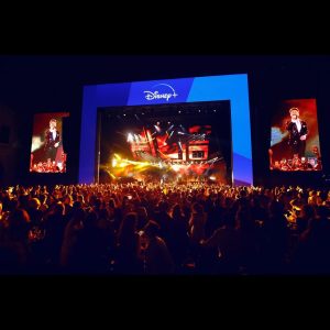 Tarkan Instagram - Dünkü Disney+ lansman gecesinden…💙 @disneyplustr

Sizlerle konserlerde buluşmayı ben de iple çekiyorum bu arada:) 
Ve ben de çok özledim😘

📸: @yigit___eken