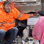 Tarkan Instagram - Hepimizin içini yakan bu fotoğraf gözümüzün önünden gitmedi. 6 Şubat depremini ve bu depremde yaşananları, yaşatılanları unutmadık. Verilen sözlerin tam anlamıyla yerine getirilmediğini de... O bölgelerde hala yardım bekleyen insanlar var. Yetkililerin verdikleri sözleri yerine getirmesini, görevlerini hakkıyla yapmasını bekliyoruz. 6 Şubat’ta hayatını kaybedenlere bir kez daha Allah’tan rahmet, ailelerine ve yakınlarına sabır ve güç diliyorum. Fotoğraf: @ademaltann