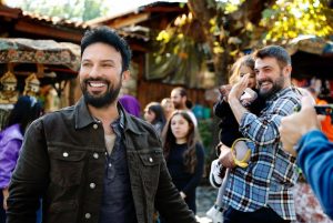 Tarkan Instagram - Trendyol ve UNDP'nin köylere dijital dönüşüm fırsatı sağlayarak kalkınmalarını destekleyecek olan “Yarının Köyleri” projesinin bir parçası olmak çok güzel 🧡
#YarınınKöyleri @trendyolcom @undpturkiye #tbt 

📸: @yigit___eken