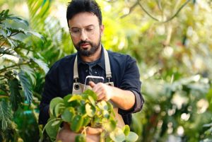 Tarkan Instagram - Trendyol ve UNDP'nin köylere dijital dönüşüm fırsatı sağlayarak kalkınmalarını destekleyecek olan “Yarının Köyleri” projesinin bir parçası olmak çok güzel 🧡
#YarınınKöyleri @trendyolcom @undpturkiye #tbt 

📸: @yigit___eken