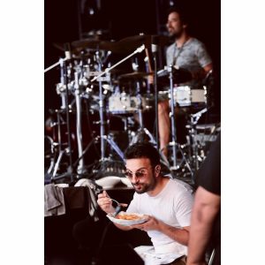 Tarkan Instagram - Konser önceleri yediğim bir tabak makarnayı coğunlukla provalar sırasında yerim. Öyle uzun uzun zaman ayırmam yemeğe yani. Zaman değerlidir konser günlerinde çünkü. 
iyi kullanmak gerekir. 
Hem aklım kalır provada, orkestrada, şarkılarda zaten😊😁
O yüzden ayrılamam sahneden işimiz bitmeden :)😉

#tbt

📸 @yigit___eken