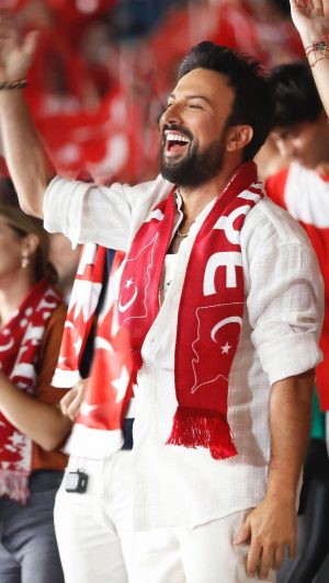 Tarkan Instagram - Biz o şahane maçlara
O ay o hilal bayrağa
O ay yıldızlı formaya
Bak bak bak bak doyamadık!🇹🇷🏐
Türkiye’nin Trendyol’u #MillilerinYanında!🧡
#FileninSultanları @tvforgtr