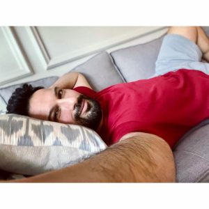 Tarkan Instagram - Bugün, bir kaç gündür görmediğim ve çok özlediğim canım kızımla hasret giderdim. 
Ailece güldük, şımardık, eğlendik 
🧿❤️🧿❤️🧿❤️

Ve de bol bol yan gelip yattım, dinlendim…
Hala çok etkisi altında olduğum şahane İzmir konserinin tatlı yorgunluğunu attım 😘