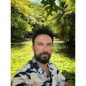 Tarkan Instagram - Bu sıcak yaz günlerinde bir tatil #tbt ’si güzel olur dedim.
Daha önce de fotoğraflar paylaştığım Seyşeller tatilinden işte birkaç kare daha🏝☀️💛

It was an unforgettable holiday. Thanks a lot to @fsseychelles and to my dear friend @ilkertopdemir 🙏🏻😘