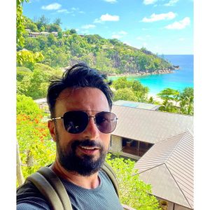 Tarkan Instagram - Bu sıcak yaz günlerinde bir tatil #tbt ’si güzel olur dedim.
Daha önce de fotoğraflar paylaştığım Seyşeller tatilinden işte birkaç kare daha🏝☀️💛

It was an unforgettable holiday. Thanks a lot to @fsseychelles and to my dear friend @ilkertopdemir 🙏🏻😘