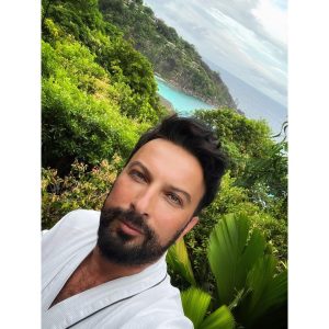 Tarkan Instagram - Bu sıcak yaz günlerinde bir tatil #tbt ’si güzel olur dedim.
Daha önce de fotoğraflar paylaştığım Seyşeller tatilinden işte birkaç kare daha🏝☀️💛

It was an unforgettable holiday. Thanks a lot to @fsseychelles and to my dear friend @ilkertopdemir 🙏🏻😘