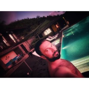 Tarkan Instagram - Bu sıcak yaz günlerinde bir tatil #tbt ’si güzel olur dedim.
Daha önce de fotoğraflar paylaştığım Seyşeller tatilinden işte birkaç kare daha🏝☀️💛

It was an unforgettable holiday. Thanks a lot to @fsseychelles and to my dear friend @ilkertopdemir 🙏🏻😘
