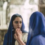 Tarlan Parvaneh Instagram - من نمیدونم چرا عزیزجون انقدر زود منو تنها گذاشت ... هر بار میام اینجا میدونی اولین کاری که میکنم چیه؟ می رم جلو همون آینه ای که عزیز جون هر صبح جلوش سرمه می کشید و ماتیک سرخاب می کرد .. از شدت خستگی زانو هام به خودم می ام ، عزیز جون اگه بود می گفت ترنج مادر یکم به خودت برس ،چرا اخمات تو همه؟ اگه بود چی می گفتم؟ چجوری غم هامو پنهون می کردم؟ حتما پناه میاوردم به دامن گل گلیش و مثل نوزاد ۱روزه که فقط با گریه حرفاشو میزنه باهاش حرف می زدم ... اخه اون تنها کسی بود که من لام تا کام حرف نمی زدم حالمو می فهمید !! عزیزجون اگه هنوز صدامو می شنوی سوالمو یه جوری جواب بده ، ادم ها از اول انقد بد بودن؟ اگه اره پس چرا می گفتی گل انارک ها دلشون می شکنه؟ دست نزن؟ کاش انقد دلنازک بزرگم نمی کردی چون کسی نگاه به دل من نمی کنه .. چارقد ابی قشنگتو به یادگار از اون موقع ها هر روز سر می کنم ، خراب نشه یه وقت؟ #درباره_ترنج با احترام و تمام وجود برای ترنج عزیزم ... #ترلان_پروانه 📷 @saarraaee