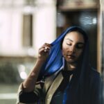 Tarlan Parvaneh Instagram - ‎. نورافتاب از لابه لای برگ های درخت انار خانه مادر بزرگ به صورتم میخوره ، این گرمای افتاب هنوز منو یاد اون موقع ها میندازه که كودكانه چشمم و تو نور افتاب می بستم ،می چرخيدم و چشمامو باز می كردم .. روبه روم گل انارک ها خودنمايی می كردند هميشه دوست داشتم از گلبرگ هاشون زيباترين گردنبند رو درست كنم و گردنم بندازم ولی مادر بزرگم می گفت دخترم ترنج ،بهشون دست نزنیا می افتن دلشون می شكنه و من هيچوقت دل كوچيكشون و نشكستم .. #درباره_ترنج #ترلان_پروانه 📸 : @saarraaee