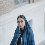 Tarlan Parvaneh Instagram - . گفتم "اسمت چیه" گفت "ترنج" یعنی نگفت. هیچوقت نگفت. ولی من حس می کردم که اسمش همینه. حالا هرروز سر ظهر تا بعد ناهار که حجره شلوغ میشه رو همین پله ها میشینم تا یبار دیگه ببینمش بپرسم "اسمت چیه؟ ترنج؟" بعد حتی اگه زمستون باشه یه برگ نارنج میچینم از پشت شالش بهش نشون میدم... حتی اگه پاییز باشه درختا نارنجی باشن، من بازم یه برگ نارنج از یه جایی می دزدم میدم بهش می پرسم "ترنجی؟" #درباره_ترنج #ترلان_پروانه 📷 : @saarraaee
