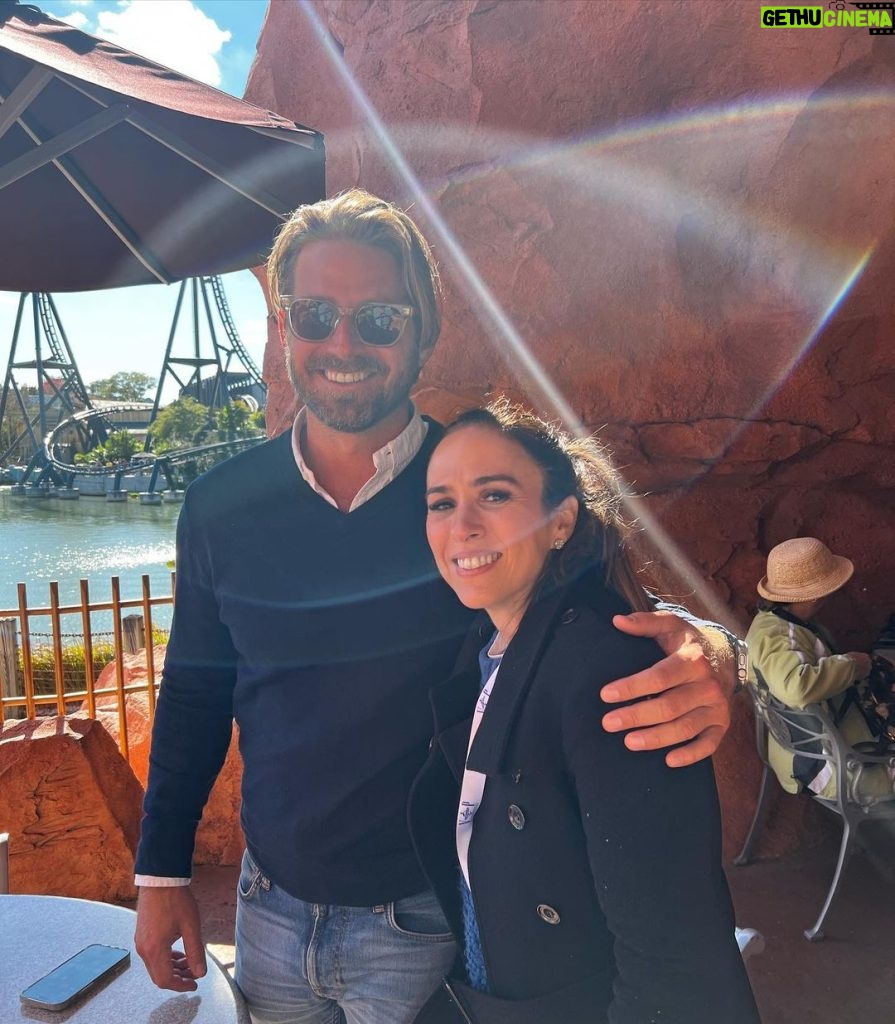 Tatá Werneck Instagram - Estou até agora emocionada por ter encontrado @bradleycooperroffical . Eu disse que vi o maestro e ele disse que viu Minha irmã e eu . Muito feliz . Eu vi ele e um simpson @universaldestinationsbrasil