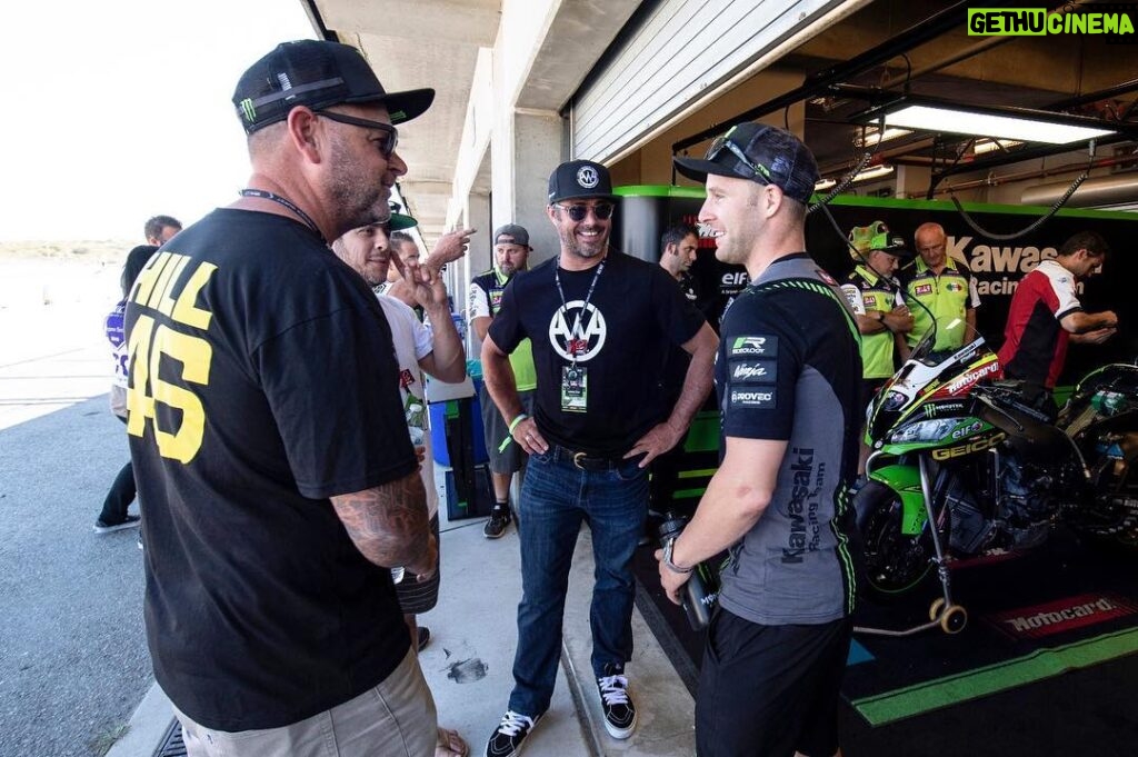 Taylor Kinney Instagram - Catching up with @jonathan_rea before the race go get it done #quitthecrew Laguna Seca Mazda Raceway Pitlane