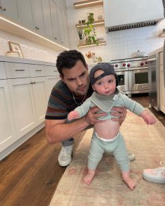 Taylor Lautner Instagram - One day I hope I’m as cool as him 𝑯𝑶𝑴𝑰𝑬𝑺
