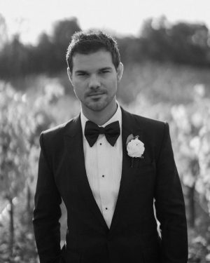 Taylor Lautner Instagram - @taylorlautner and @taydome have officially tied the knot! “It couldn’t have been more perfect. I could’ve been anywhere marrying my best friend and the love of my life but the setting of the ceremony definitely made the whole thing feel surreal. The sunset over the mountains exactly when we said our ‘I dos’ made it feel like a dream,” shares the groom. The couple worked with event planners Josiah Carr and Justin McGregor of Samkoma (@samkoma.world) for their California vineyard estate wedding. Tap the link in our bio to see exclusive photos from the couple's stunning autumn wedding. Photo: @nicoleivanovphoto
