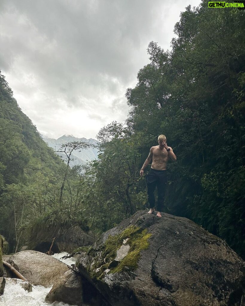 Taz Skylar Instagram - 25/12/2023: Despertarnos en Aguas Calientes 6am. Subir en bus a MachuPicchu. Subir 3 picos descalzo masticando las hojas. Beber un zumo de Maracuya y Chicha morada. Comer pasta de Cacao. Bañarnos en un rio. Coger el tren que atraviesa las montañas. De ahi el bus a Cusco. Ver el Cristo iluminado y la luna llena acompañando. De ahi un Nissan Corolla negro y viejo hasta un templo afuera del pueblo. Y ahi salieron muchos colores! 🎨 32/60 Waynapichu