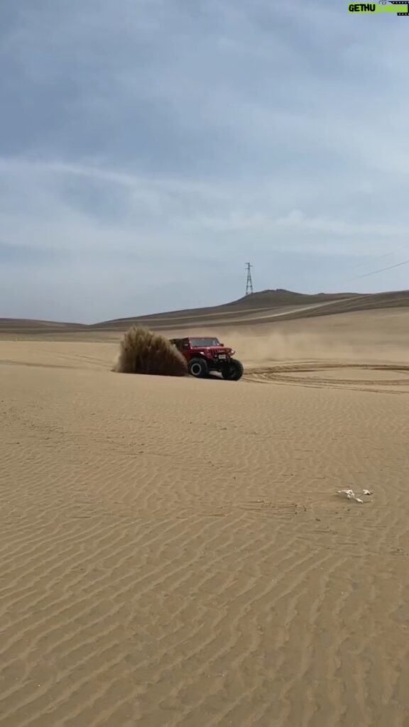 Taz Skylar Instagram - I don’t know who thought it’d be a good idea to give me the keys to this car in the middle of a desert… But I’m glad they did! 🏜️ @jorgefano89 @angiemartinz93 @aleramosdc @gaborivas.fd @vdpvincent Peru