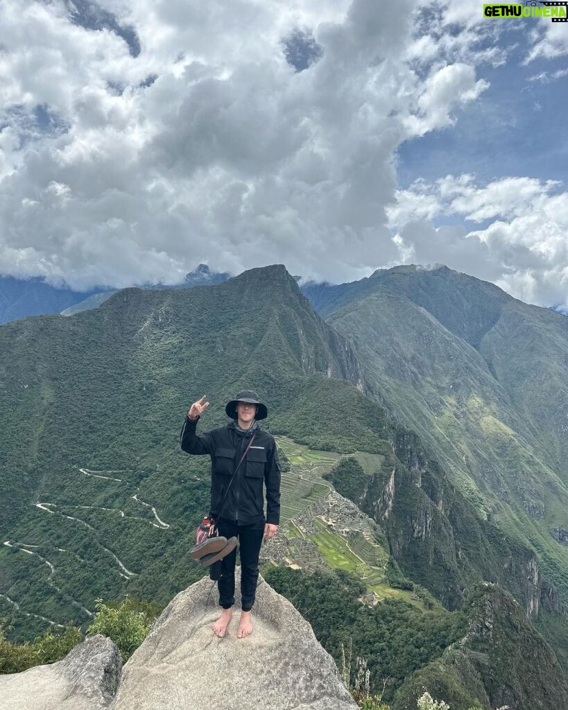 Taz Skylar Instagram - 25/12/2023: Despertarnos en Aguas Calientes 6am. Subir en bus a MachuPicchu. Subir 3 picos descalzo masticando las hojas. Beber un zumo de Maracuya y Chicha morada. Comer pasta de Cacao. Bañarnos en un rio. Coger el tren que atraviesa las montañas. De ahi el bus a Cusco. Ver el Cristo iluminado y la luna llena acompañando. De ahi un Nissan Corolla negro y viejo hasta un templo afuera del pueblo. Y ahi salieron muchos colores! 🎨 32/60 Waynapichu