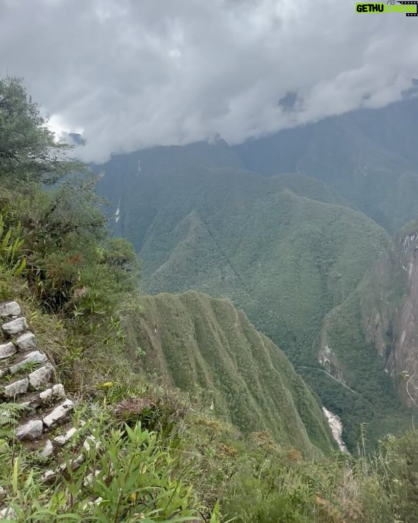 Taz Skylar Instagram - 25/12/2023: Despertarnos en Aguas Calientes 6am. Subir en bus a MachuPicchu. Subir 3 picos descalzo masticando las hojas. Beber un zumo de Maracuya y Chicha morada. Comer pasta de Cacao. Bañarnos en un rio. Coger el tren que atraviesa las montañas. De ahi el bus a Cusco. Ver el Cristo iluminado y la luna llena acompañando. De ahi un Nissan Corolla negro y viejo hasta un templo afuera del pueblo. Y ahi salieron muchos colores! 🎨 32/60 Waynapichu