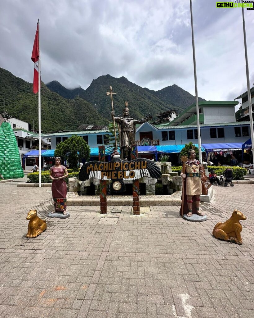 Taz Skylar Instagram - 25/12/2023: Despertarnos en Aguas Calientes 6am. Subir en bus a MachuPicchu. Subir 3 picos descalzo masticando las hojas. Beber un zumo de Maracuya y Chicha morada. Comer pasta de Cacao. Bañarnos en un rio. Coger el tren que atraviesa las montañas. De ahi el bus a Cusco. Ver el Cristo iluminado y la luna llena acompañando. De ahi un Nissan Corolla negro y viejo hasta un templo afuera del pueblo. Y ahi salieron muchos colores! 🎨 32/60 Waynapichu