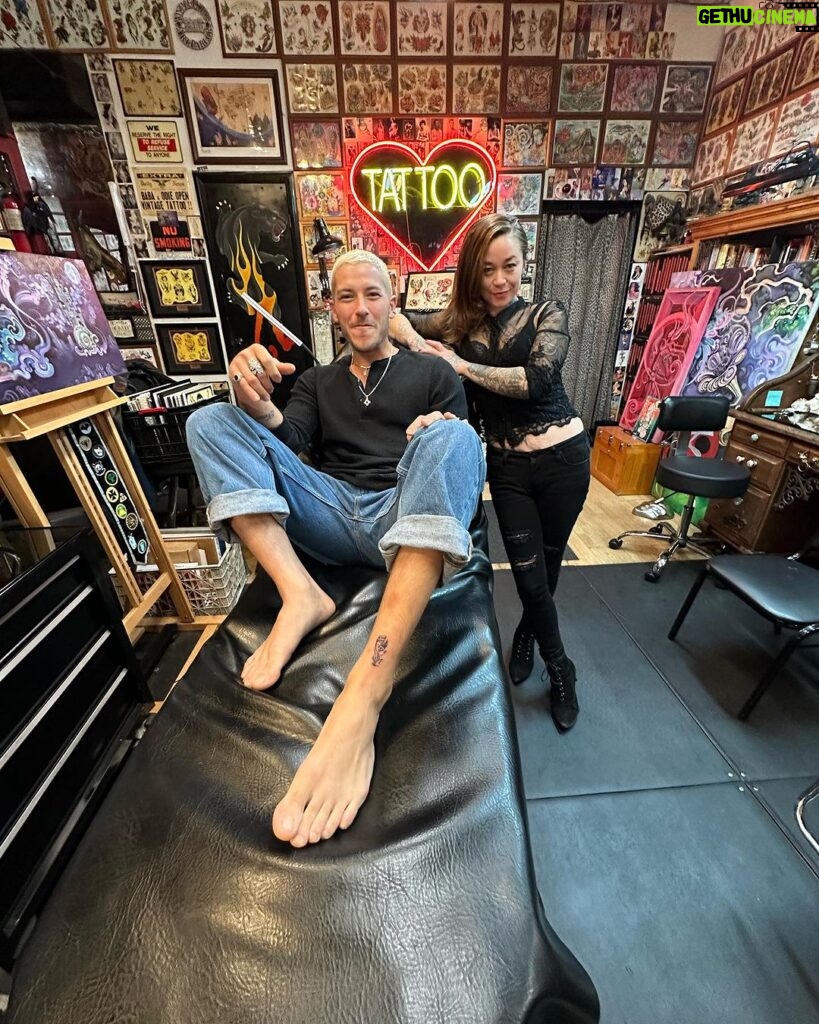 Taz Skylar Instagram - I finally got my One Piece Tattoo. 🏴‍☠️ And I got it in the same way I’ve gotten all my tattoos… By randomly walking in to a cool shop in the middle of a new town and finding a pure soul, with whom i want to sit down for a few hours, to etch a memory on my skin. Thank you @zumitats for being a dream and for jumping straight in to my two ideas 😜🔥 Can anyone guess why i got it on my leg tho? 🤔 Los Angeles, California
