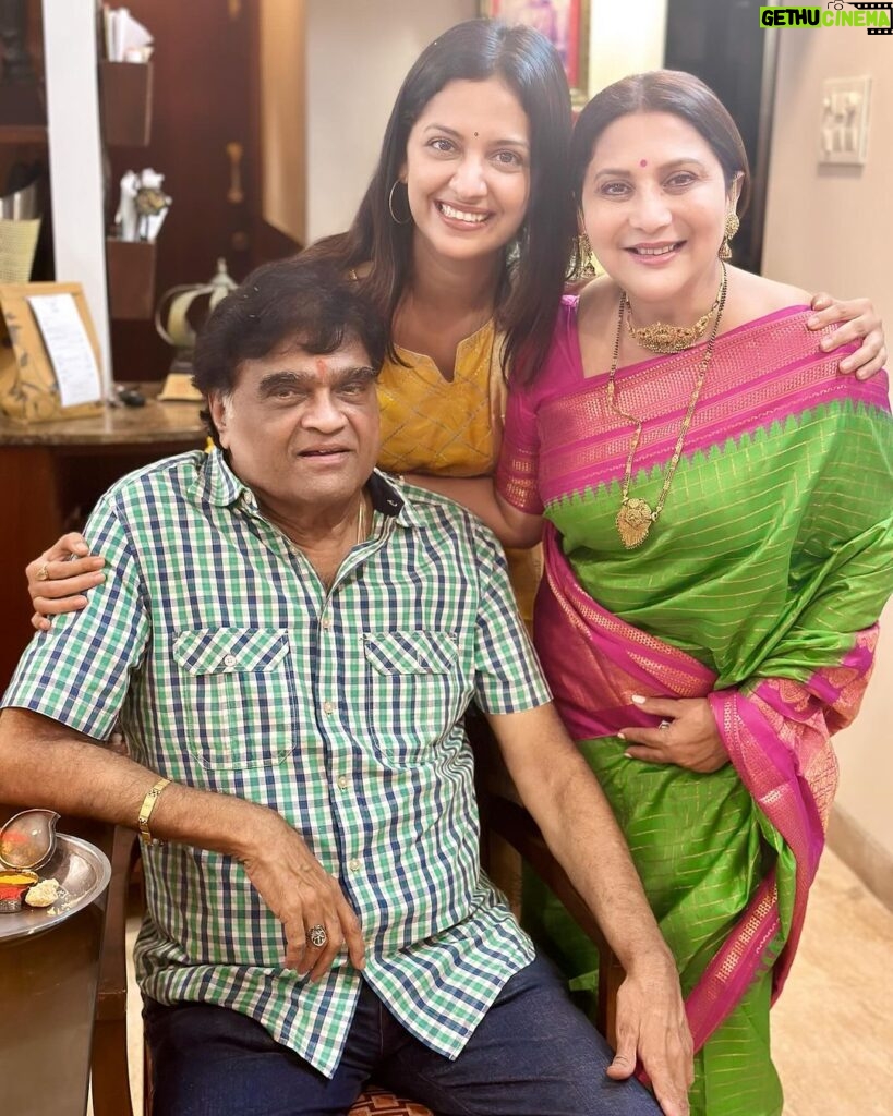 Tejashree Pradhan Instagram - Some meetings are mandatory to complete my Diwali🤗🤗🤗🌸🌸🌸 #extendedfamily #HappyDiwali #HappyLife