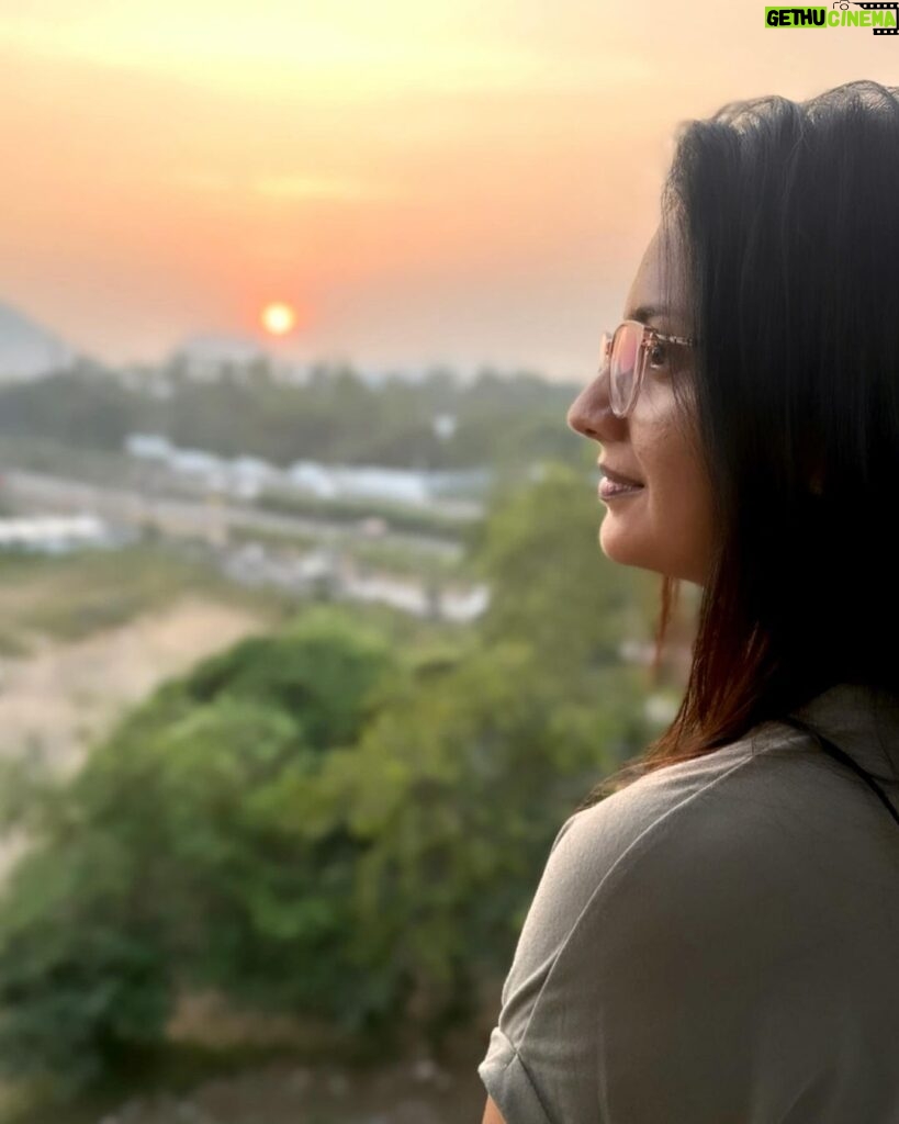 Tejashree Pradhan Instagram - जुर्रत सो बार रहे .. ऊंचा इकरार रहे … जिंदा हर प्यार रहे …. #HappyLife 🧿🦋 📸 @beingnameeta2918🤗