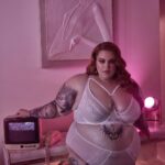 Tess Holliday Instagram - Going into 2024 free as a bird, fearlessly protecting & love this body👼🏻 Shot by my baby @alexevansphotography Hair by my other baby @angelinapanelli Makeup by my baby angel @marianamcgrathmakeup #plussizemodel #newyear #effyourbeautystandards
