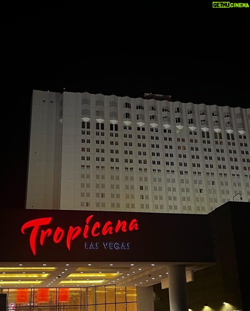 Tess Holliday Instagram - Took my girls to see Danzig sing Elvis in Vegas 🖤🤘🏻#danzig #danzigsingselvis #tropicana #daddydanzig #girlsweekend Tropicana Las Vegas