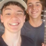 Théo Medon Instagram - EU TE AMO - @lagumoficial embora vcs nunca notem a gente, lagum ainda eh a nossa banda favorita neh naum @pedrocalaislagum 🤷🏻‍♂️ #theomedon #henriquebonadio #musica #lagum