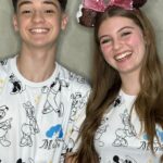 Théo Medon Instagram - A @meu.sonho.magico tem pacotes de saídas para a Disney o ano todo!!!!! E você ainda pode curtir sua viagem dos sonhos com um artista que você é fã! Em JANEIRO é a nossa vez de viver momentos inesquecíveis com vocês! Mas corre que hoje é o último dia pra entrar no nosso grupo guiado. Ele é pra família toda, mas também é pra você que tem entre 13 e 17 anos viajar sozinho com toda a supervisão da #meusonhomagico Bora viajar com a gente? 🫶🏻🎈 #theomedon #lorenaqueiroz #vamospradisney
