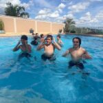 Théo Medon Instagram - #bloquinhodalolo e só assim mesmo pra do nada a gente meter uma dancinha na piscina 💦🕺🏼🎭 @henriquebonadio @lorenaqueiroz @gabrielmiller #theomedon #lorenaqueiroz #henriquebonadio #carnaval2024