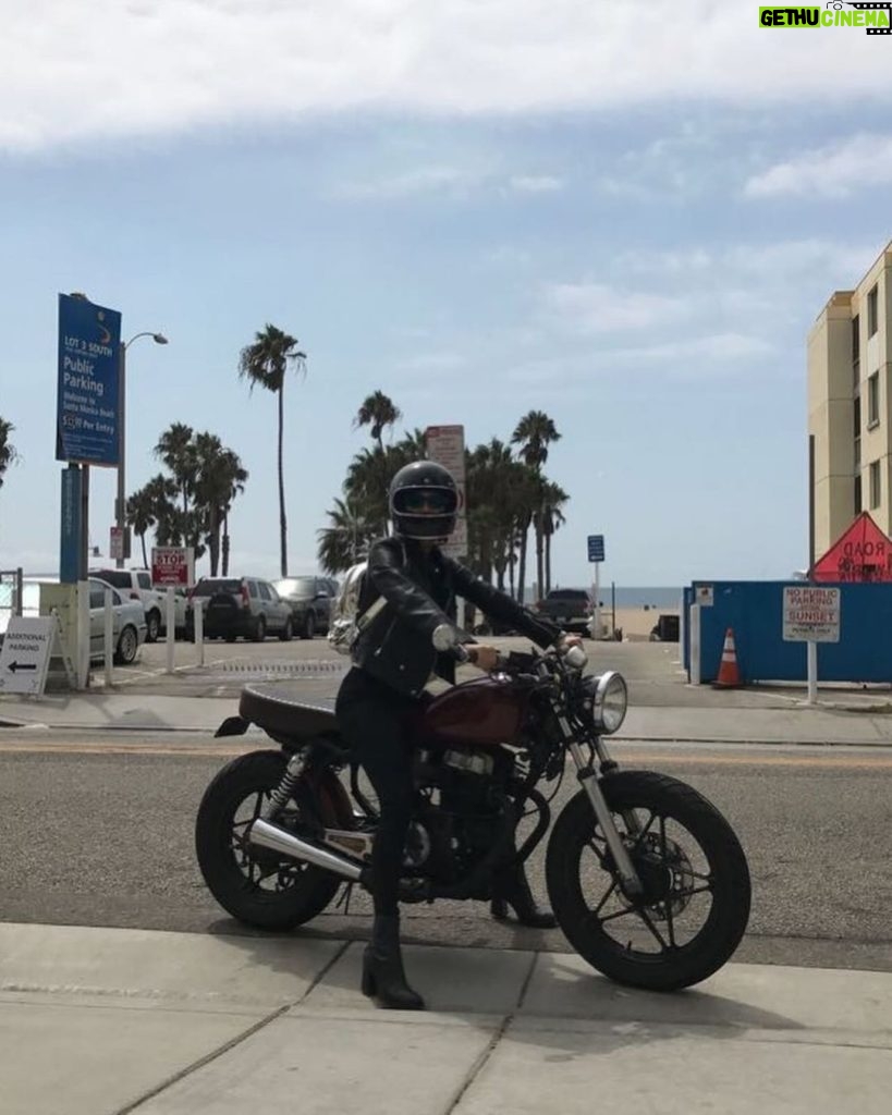 Thaila Ayala Instagram - Saudade de levar minha moto p passear em Venice Beach! 🤯🥰🥹 Ps: lembra dessa cena @renatogoess