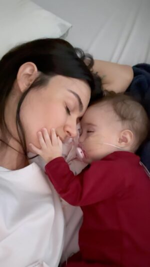 Thaila Ayala Instagram - Quando meus filhos ficam doentes e que eu do alto do meu privilégio posso parar tudo p ficar 100% do meu tempo grudada neles, todas essas vezes o tempo toma um outro rumo, outra direção, passa diferente, todas vez q sinto o pesinho deles no meu peito, entregues, onde até minha respiração muda, fica mais calma, sem horários, quando a lista dos afazeres desaparecem, e tudo o que importa é o colo e a cura. 
Todas essas vezes eu cresço, eu aprendo um tanto, e me faço sempre a mesma pergunta.
O que pode ser mais importante que esse tempo juntos, grudados, onde eu estaria agora? Fazendo o que? Gastando meu tempo com o que se não com eles? O que mais poderia ser mais importante e precioso que isso? 
NADA! A resposta é sempre a mesma!
Então por mais q a vida tenha q a voltar ao 
“normal”, o trabalho, a lista de compromissos e afins, fico sempre no exercício de parar o relógio, a mente de tudo lá fora quando estou c eles, porque de fato nada mais importa e é uma pena a gente só ter essa noção quando estamos em cima de uma cama de hospital! 
“Tete está ótima, vídeo antigo”