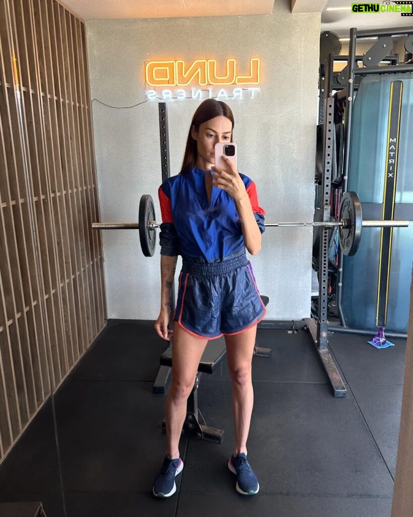 Thaila Ayala Instagram - Se malhar em casa de sábado não for voltar p treino eu não sei mais o que é 🤣 3 anos sem treinar, sem fazer NENHUM exercício que não seja levantamento de bebês, tentei voltar duas vezes, primeira semana quebrei o sacro tive q parar, quando voltei na segunda semana quebrei o pé, mas agora já entrei na segunda semana 🤣 nadaaaa me para!!! Ps: quem ai se anima mais qdo tem uma roupinha bonitinha p malhar?