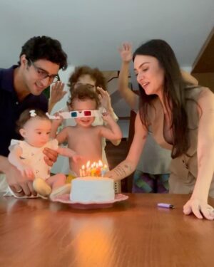 Thaila Ayala Instagram - Viva 7 meses de Tete!!! 
Obs: - Chico ama assoprar velinhas, ansiosa para 2 anos q já já tá aí 
- ela não para mais p foto mensal 
- amou o bolo da mamãe 
- minha família é linda
- eu tenho a neném mais sorridente do mundo