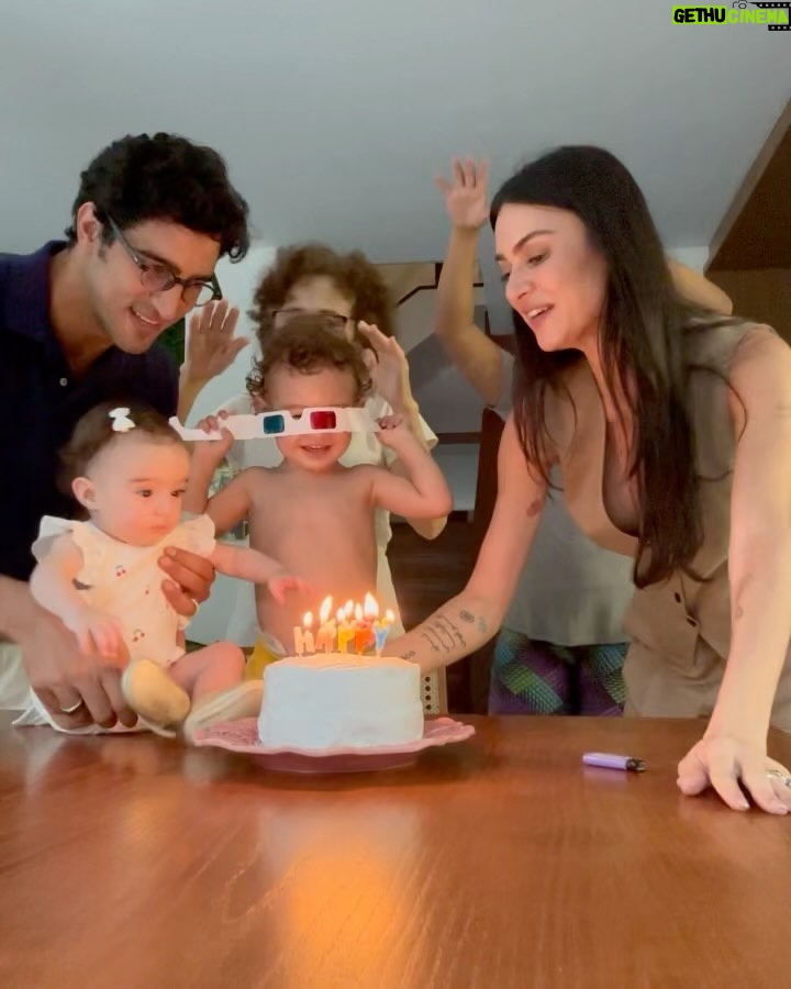 Thaila Ayala Instagram - Viva 7 meses de Tete!!! Obs: - Chico ama assoprar velinhas, ansiosa para 2 anos q já já tá aí - ela não para mais p foto mensal - amou o bolo da mamãe - minha família é linda - eu tenho a neném mais sorridente do mundo