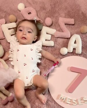 Thaila Ayala Instagram - Viva 7 meses de Tete!!! 
Obs: - Chico ama assoprar velinhas, ansiosa para 2 anos q já já tá aí 
- ela não para mais p foto mensal 
- amou o bolo da mamãe 
- minha família é linda
- eu tenho a neném mais sorridente do mundo